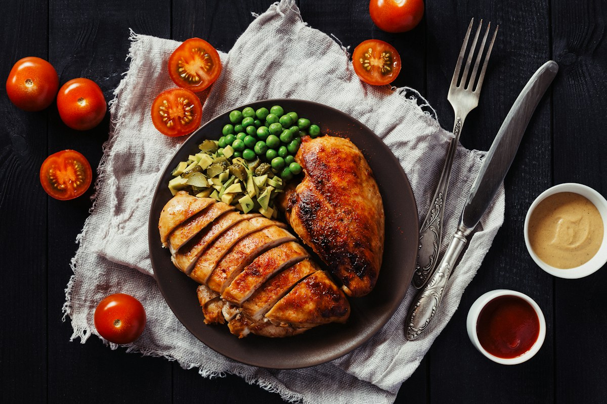 Plato de pollo con acompañamientos, como referencia para costear una receta